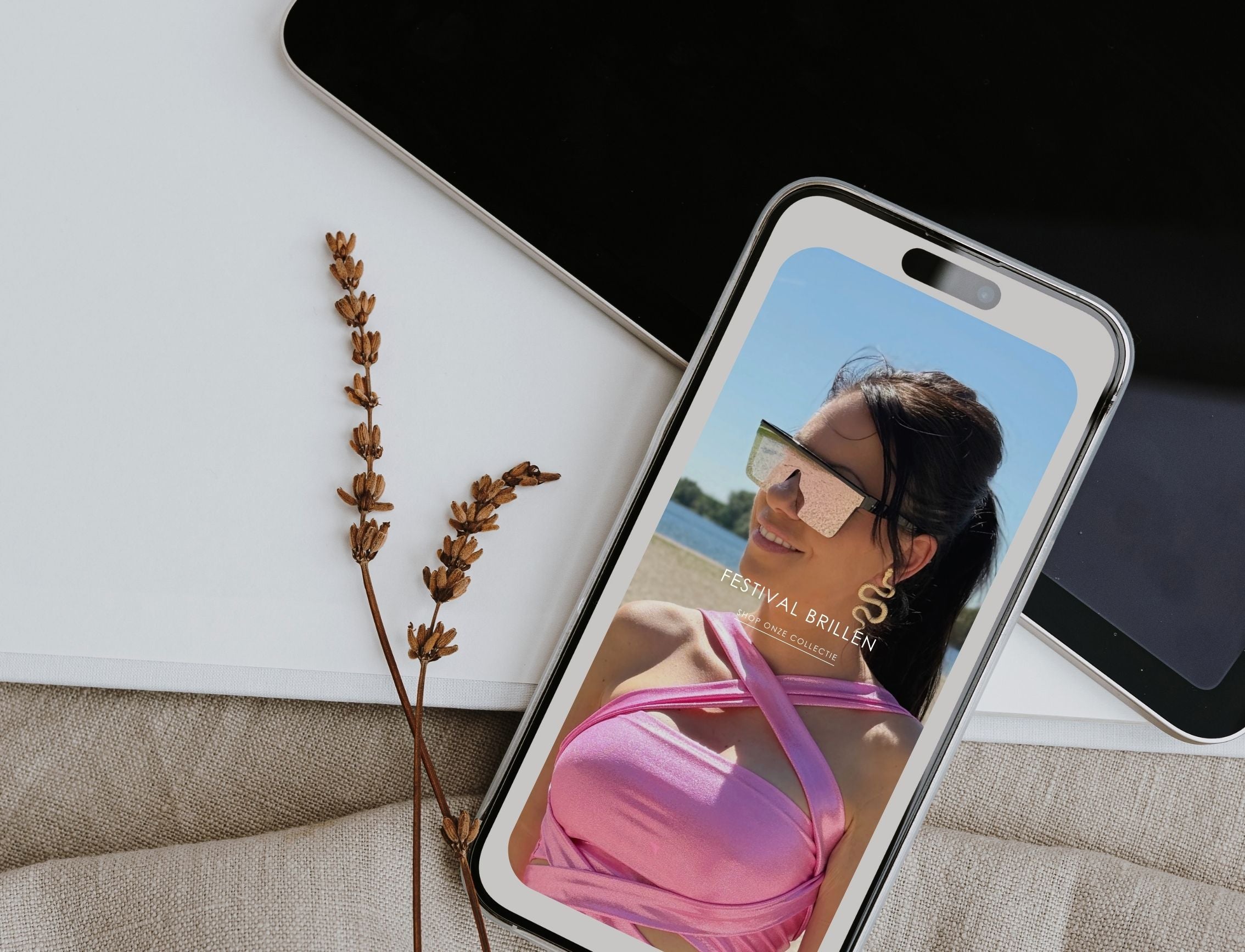 Mobiele telefoon met festival foto – deel jouw outfit en sluit je aan bij de TOUTESTBELLE festival community.