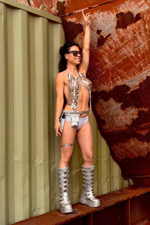 Zilveren Silver Eclipse body chain top gecombineerd met zilveren festival boots tijdens een festival