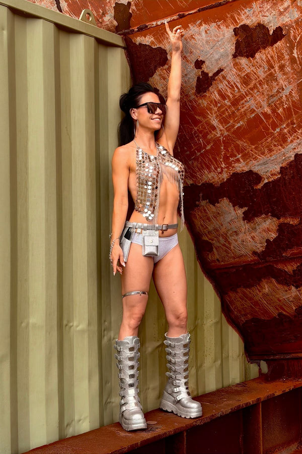 Zilveren Silver Eclipse body chain top gecombineerd met zilveren festival boots tijdens een festival