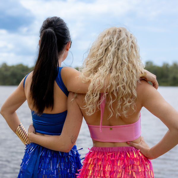 Vrouwelijke vriendschap en empowerment vastgelegd tijdens een festival moment – twee vriendinnen in festival outfit, One Tribe by TOUTESTBELLE.