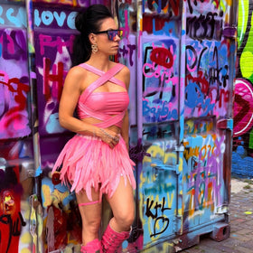 Roze festival outfit met verenrok en statement boots van TOUTESTBELLE