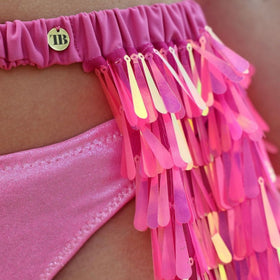 Detail van roze festival rok met TOUTESTBELLE logo