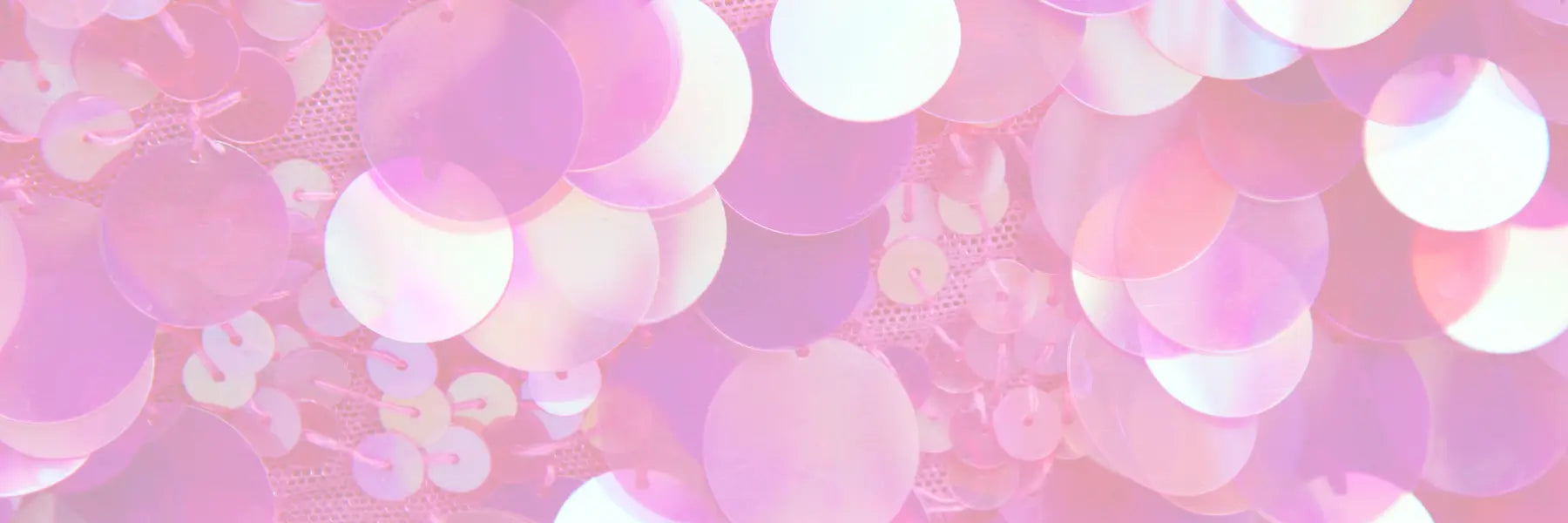 Luxe roze paillettenstof als inspiratie voor custom festival design bij TOUTESTBELLE