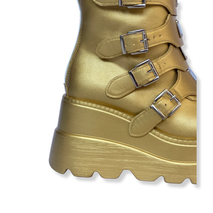 Detail van gouden custom festival boots, met de hand gekleurde afwerking en stoere gespen