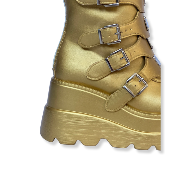 Detail van gouden custom festival boots, met de hand gekleurde afwerking en stoere gespen