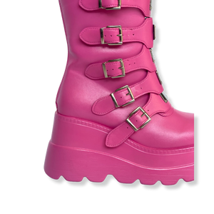 Detail van roze custom festival boots, met de hand gekleurde afwerking en stoere gespen