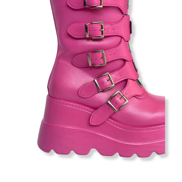 Detail van roze custom festival boots, met de hand gekleurde afwerking en stoere gespen