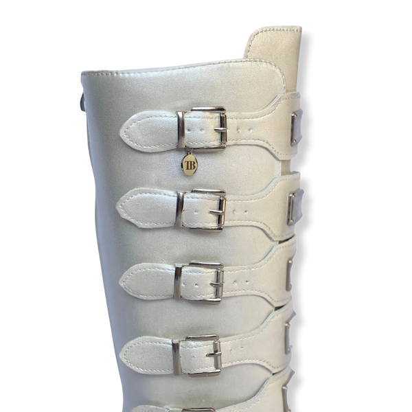 Zijkant van zilveren custom festival boots met hoge platformzool – TOUTESTBELLE
