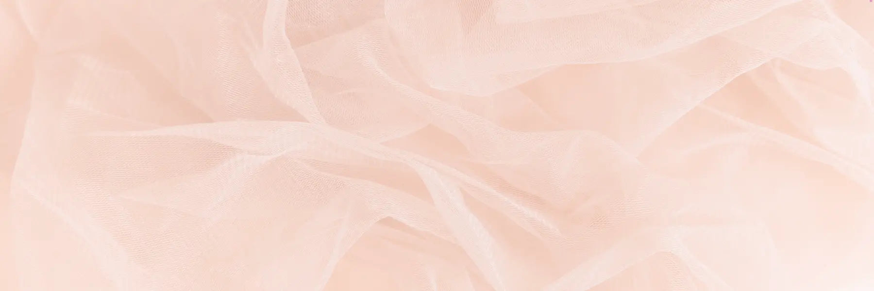 Zachte tule stof in blush tint als bannerbeeld voor Dutch Design van TOUTESTBELLE.
