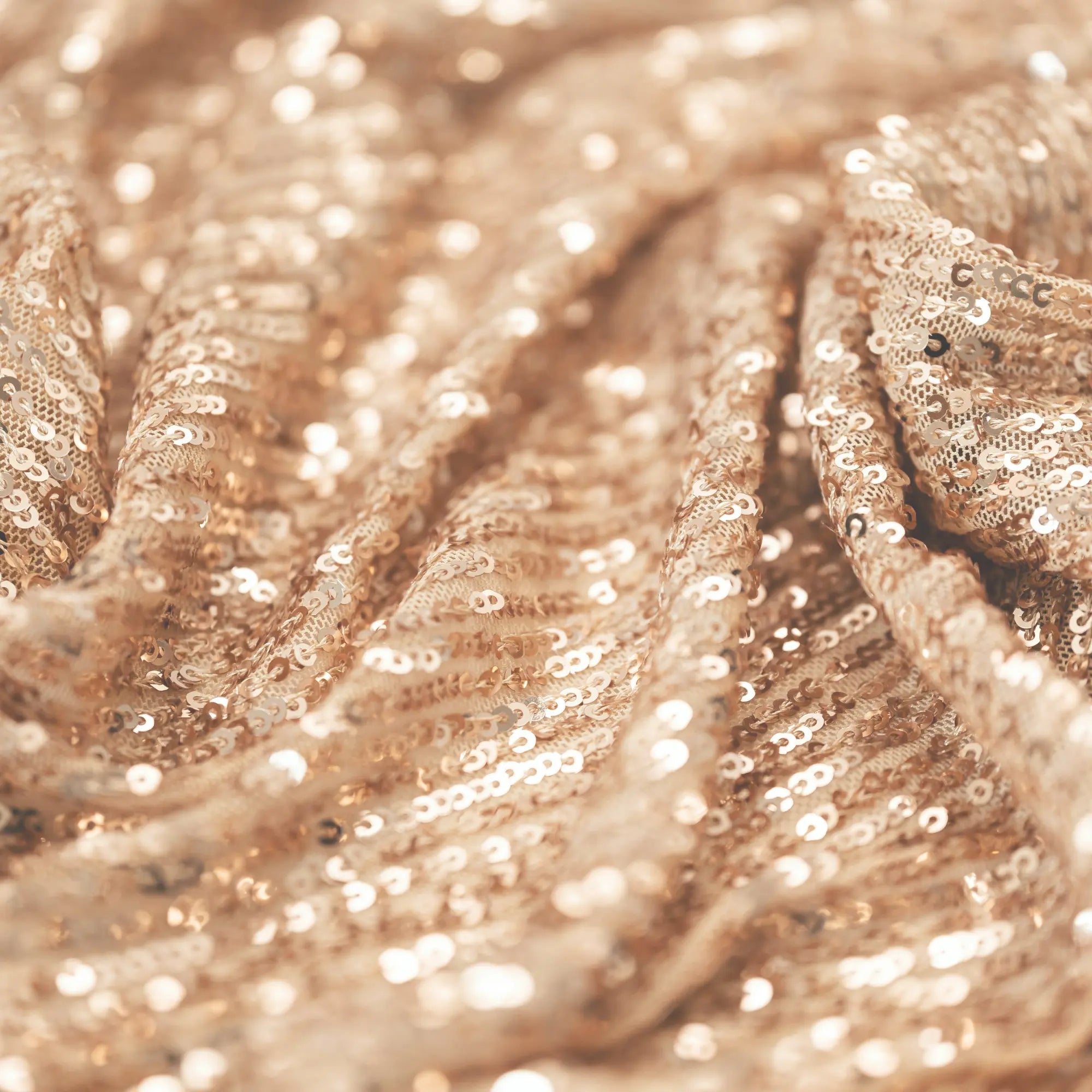 Close-up van duurzame, hoogwaardige pailletten stof van TOUTESTBELLE, ontworpen voor hergebruik en een lange levensduur binnen exclusieve festival wear.