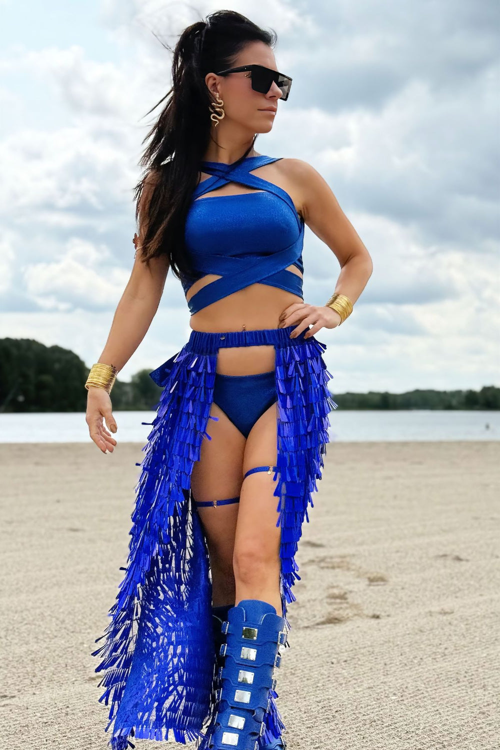 Metallic blauwe festival bandeau knoop top van TOUTESTBELLE, gedragen tijdens festival