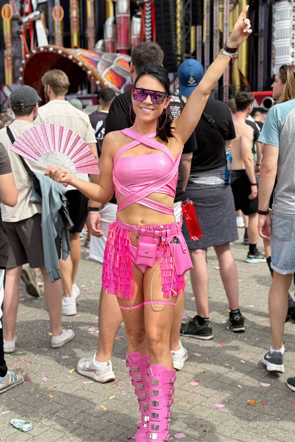 Luxe metallic roze festival bandeau knoop top gedragen tijdens festival – statement look van TOUTESTBELLE