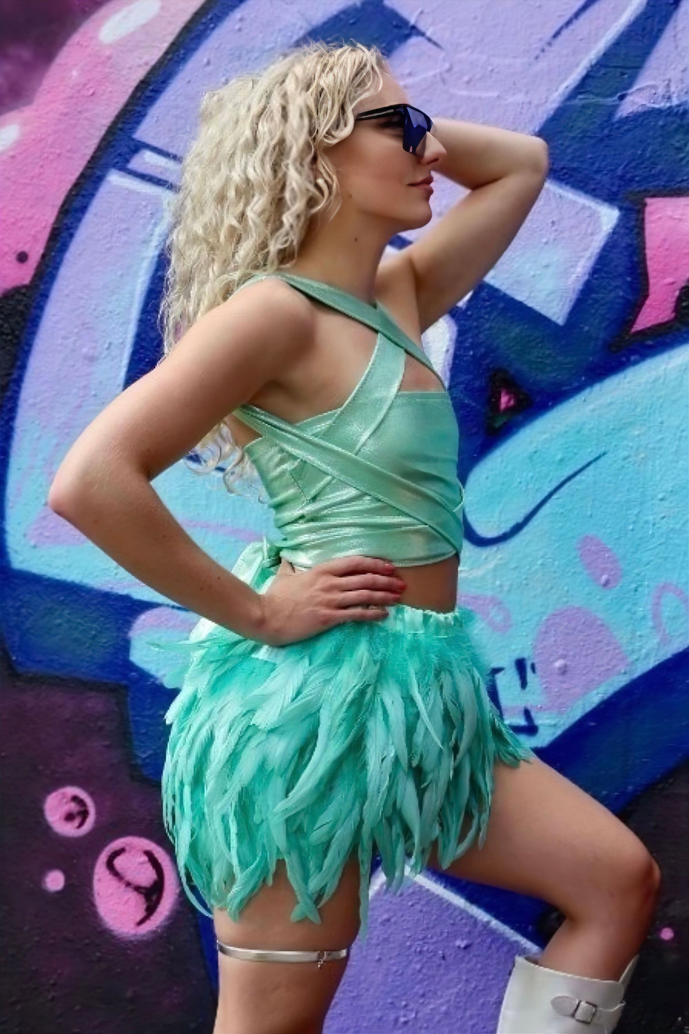 Metallic turquoise festival bandeau knoop top met gekruiste banden, gedragen tijdens festival – TOUTESTBELLE