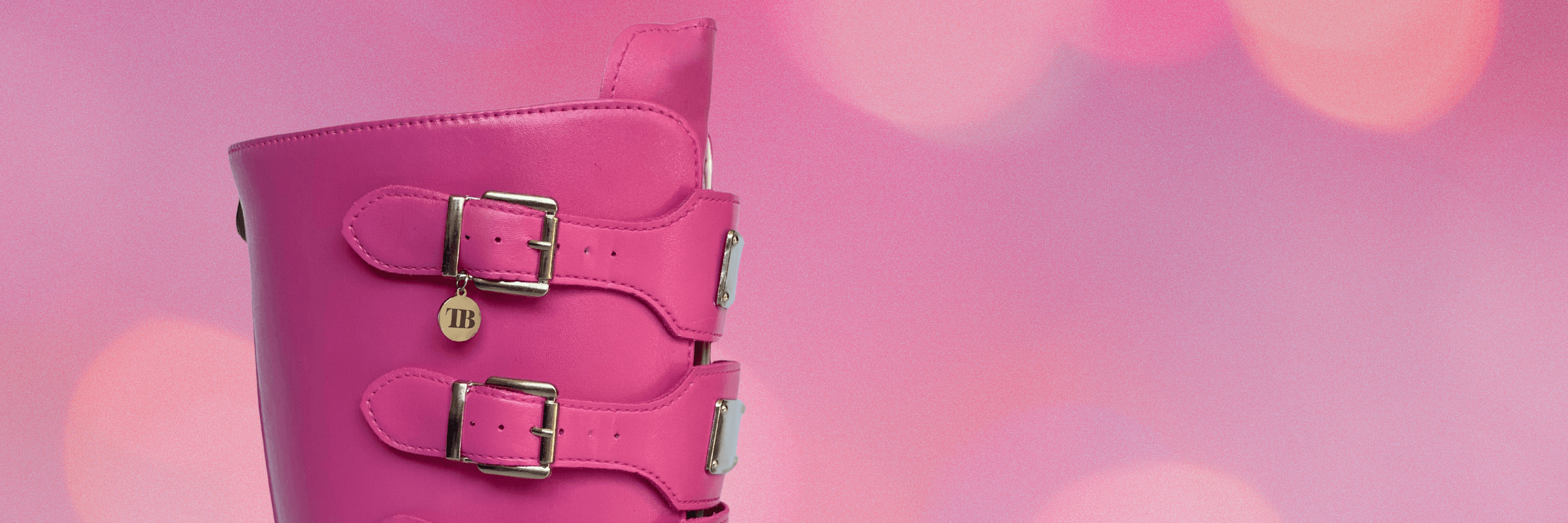 Close-up van handgeschilderde custom festival boot in roze van TOUTESTBELLE – uniek, handgemaakt in Nederland