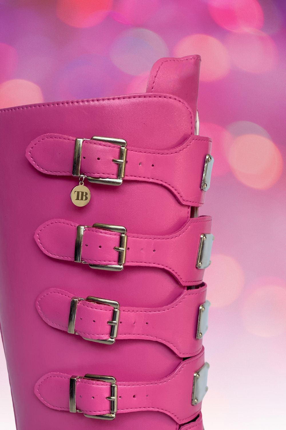 Close-up van handgeschilderde custom festival boot in roze van TOUTESTBELLE – uniek, handgemaakt in Nederland