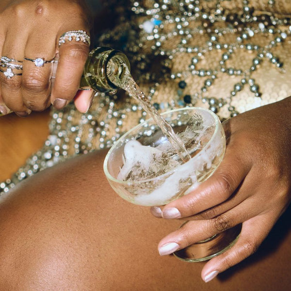Empowerment foto van vrouw met champagne – onderdeel van TOUTESTBELLE tribe en missie