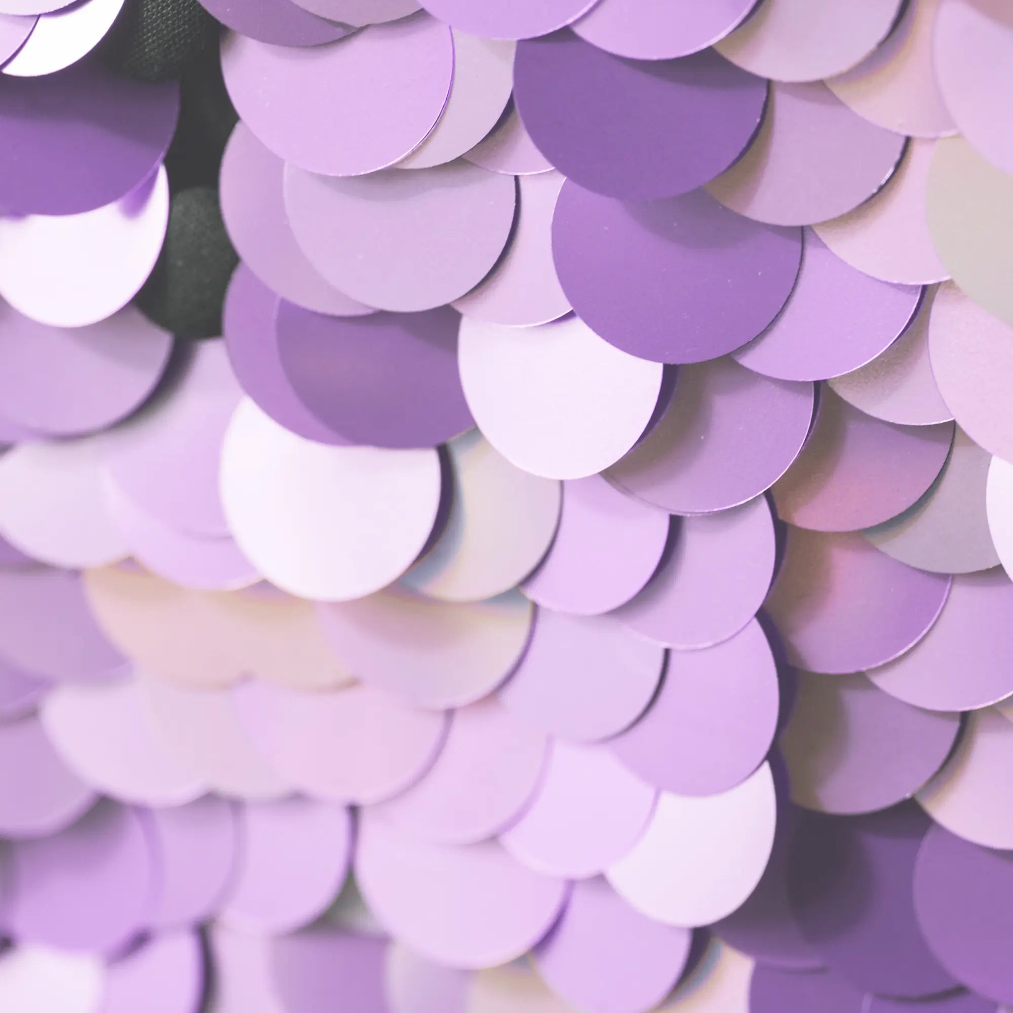 Detail van lila pailletten stof van TOUTESTBELLE festival kleding, zorgvuldig afgewerkt en bedoeld om met aandacht te onderhouden voor langdurig gebruik.