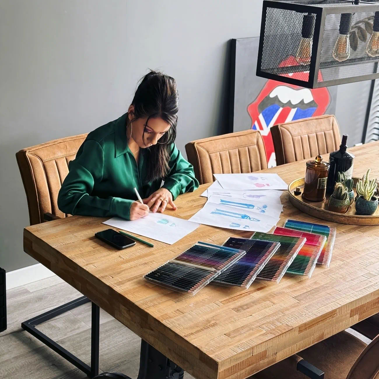 TOUTESTBELLE ontwerpstudio, handgetekende designs en kleurstalen aan tafel