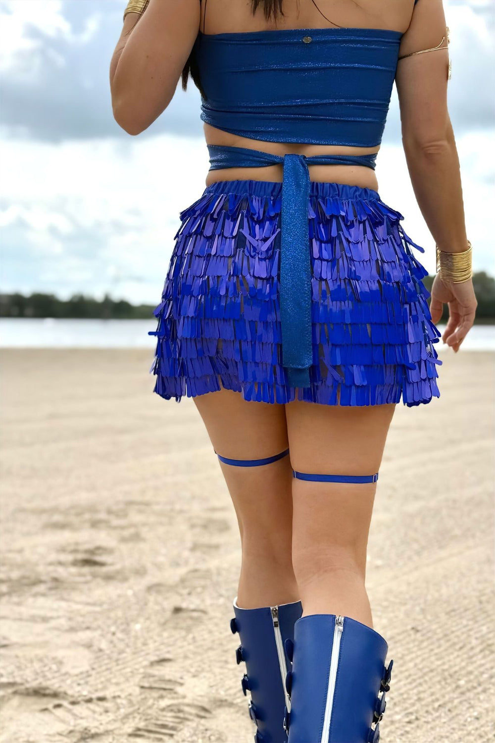 Luxe handgemaakt pailletten festival rokje in kobalt blauw gedragen tijdens festival, couture ontwerp van TOUTESTBELLE.