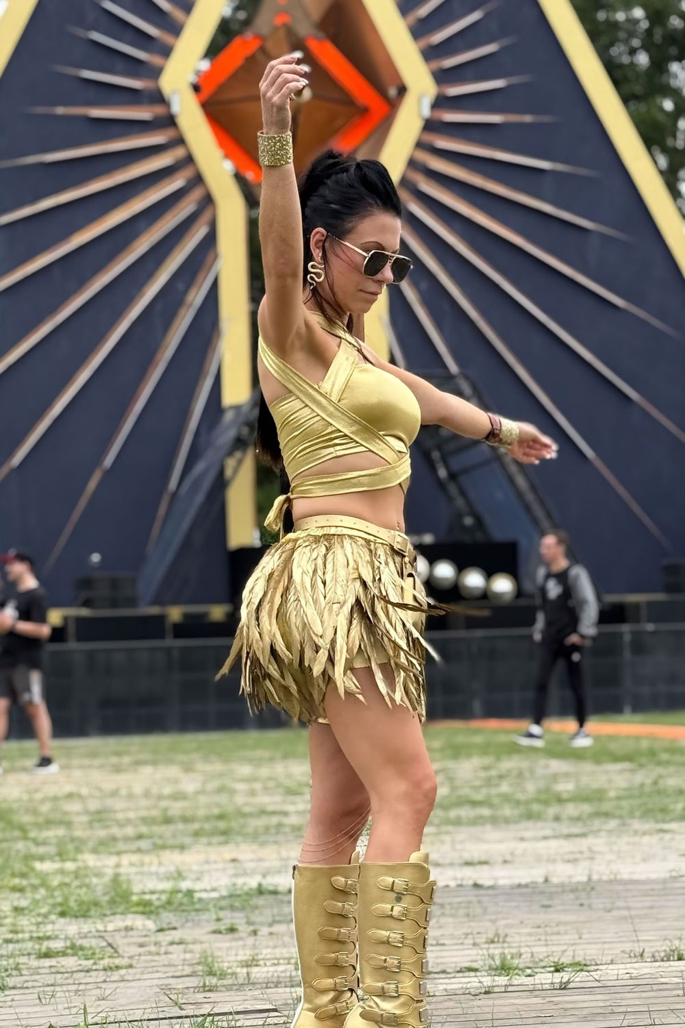 Luxe handgemaakt veren festival rokje in metallic goud – couture statement piece van TOUTESTBELLE