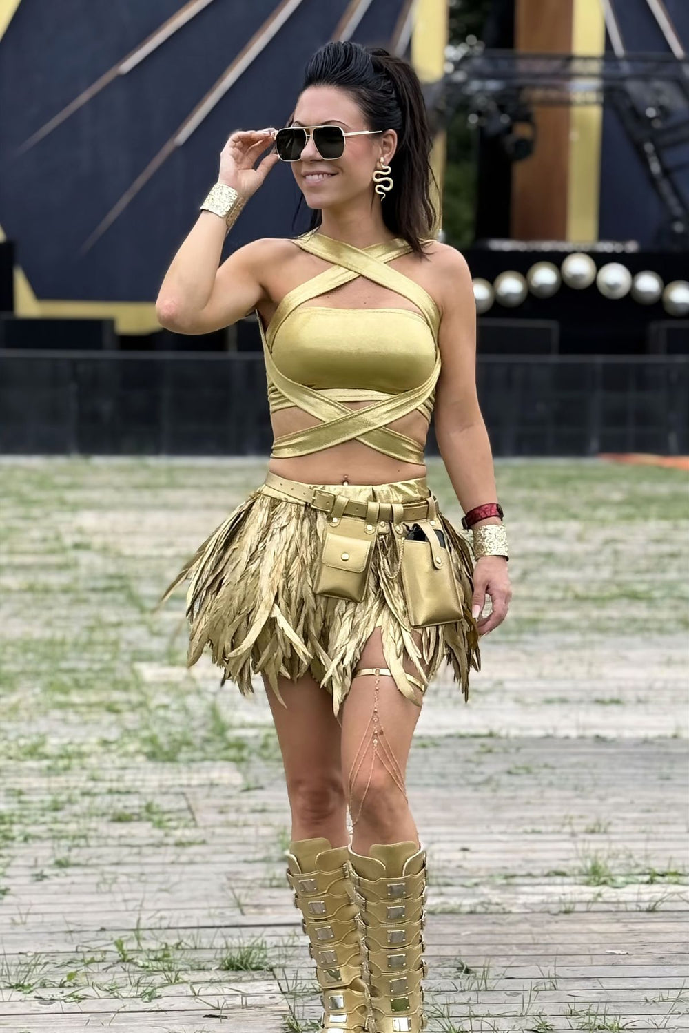 Luxe handgemaakt veren festival rokje in metallic goud – couture statement piece van TOUTESTBELLE